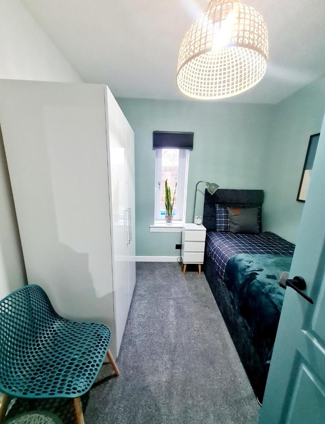 Bright 3Br Walking Distance To Town - Free Parking Apartment Glasgow Bagian luar foto
