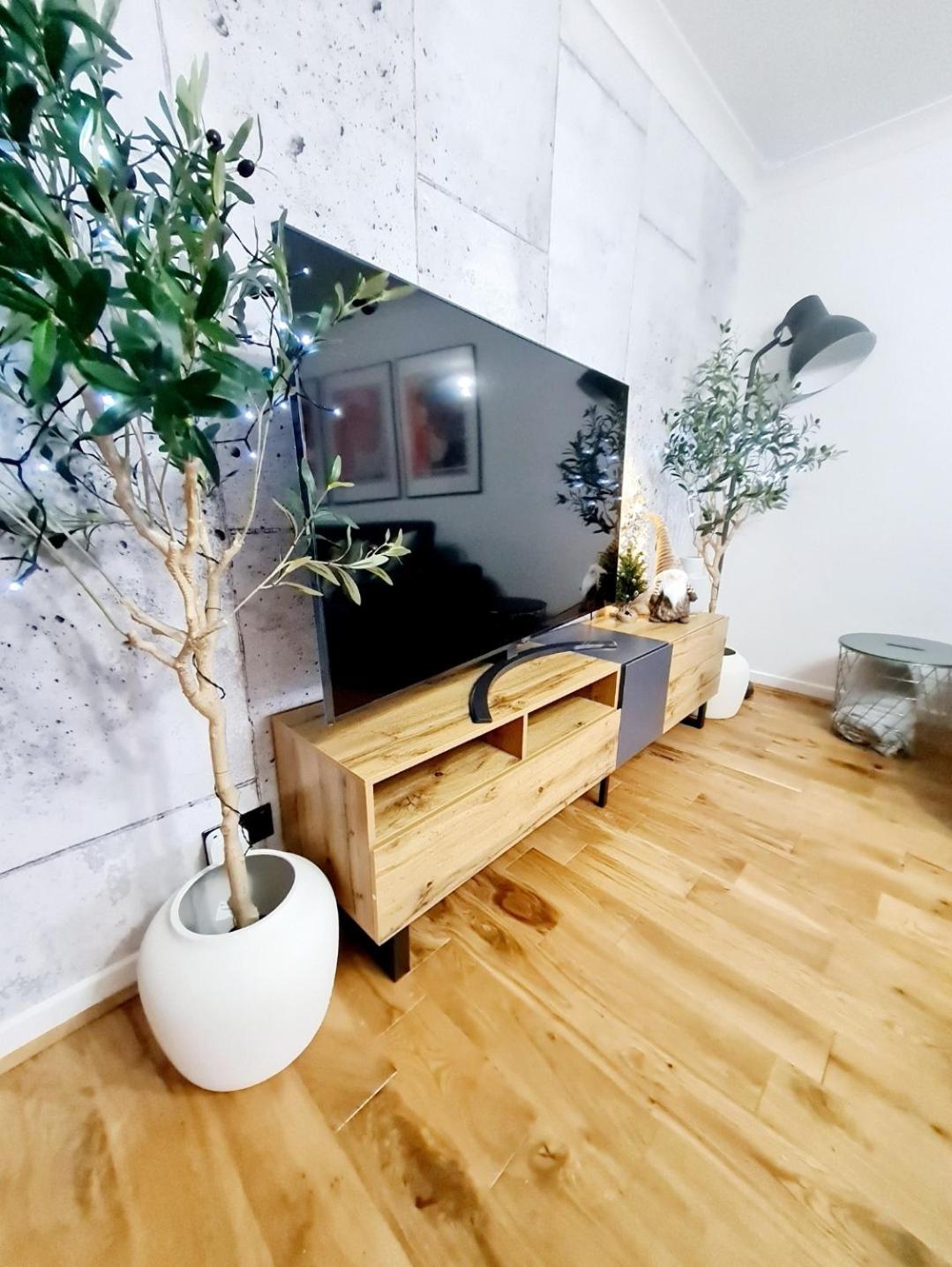 Bright 3Br Walking Distance To Town - Free Parking Apartment Glasgow Bagian luar foto