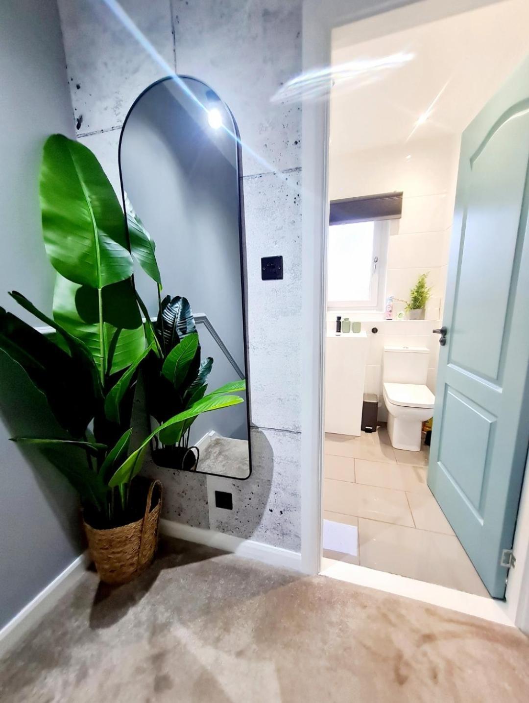 Bright 3Br Walking Distance To Town - Free Parking Apartment Glasgow Bagian luar foto