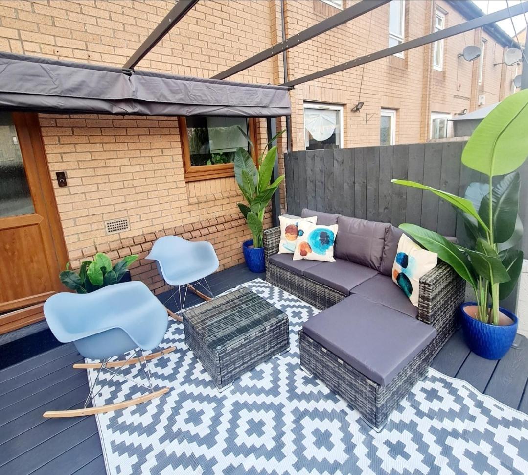 Bright 3Br Walking Distance To Town - Free Parking Apartment Glasgow Bagian luar foto