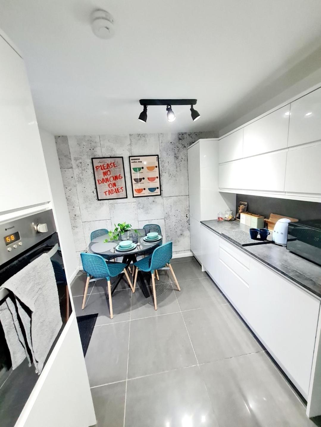 Bright 3Br Walking Distance To Town - Free Parking Apartment Glasgow Bagian luar foto