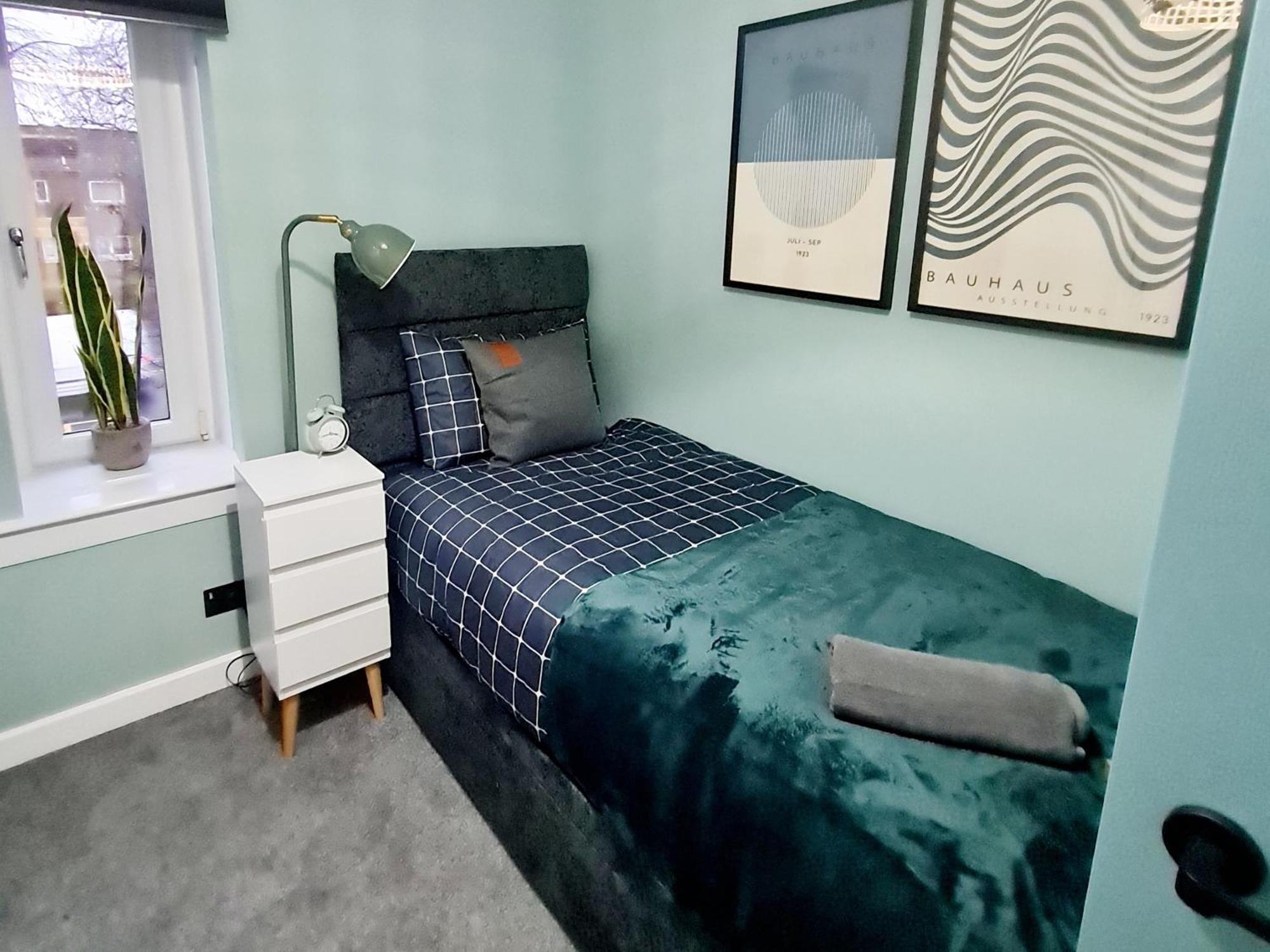 Bright 3Br Walking Distance To Town - Free Parking Apartment Glasgow Bagian luar foto