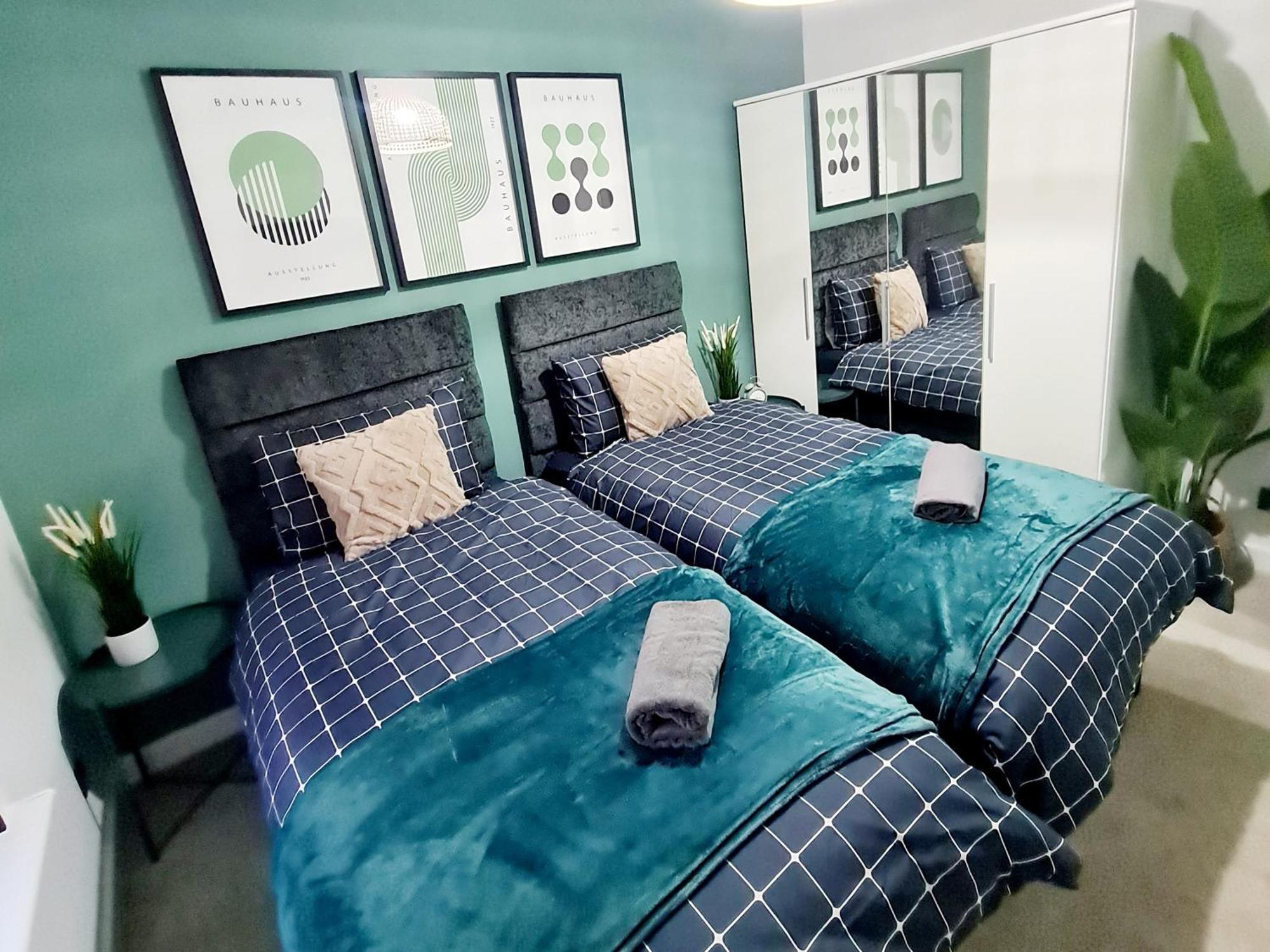 Bright 3Br Walking Distance To Town - Free Parking Apartment Glasgow Bagian luar foto