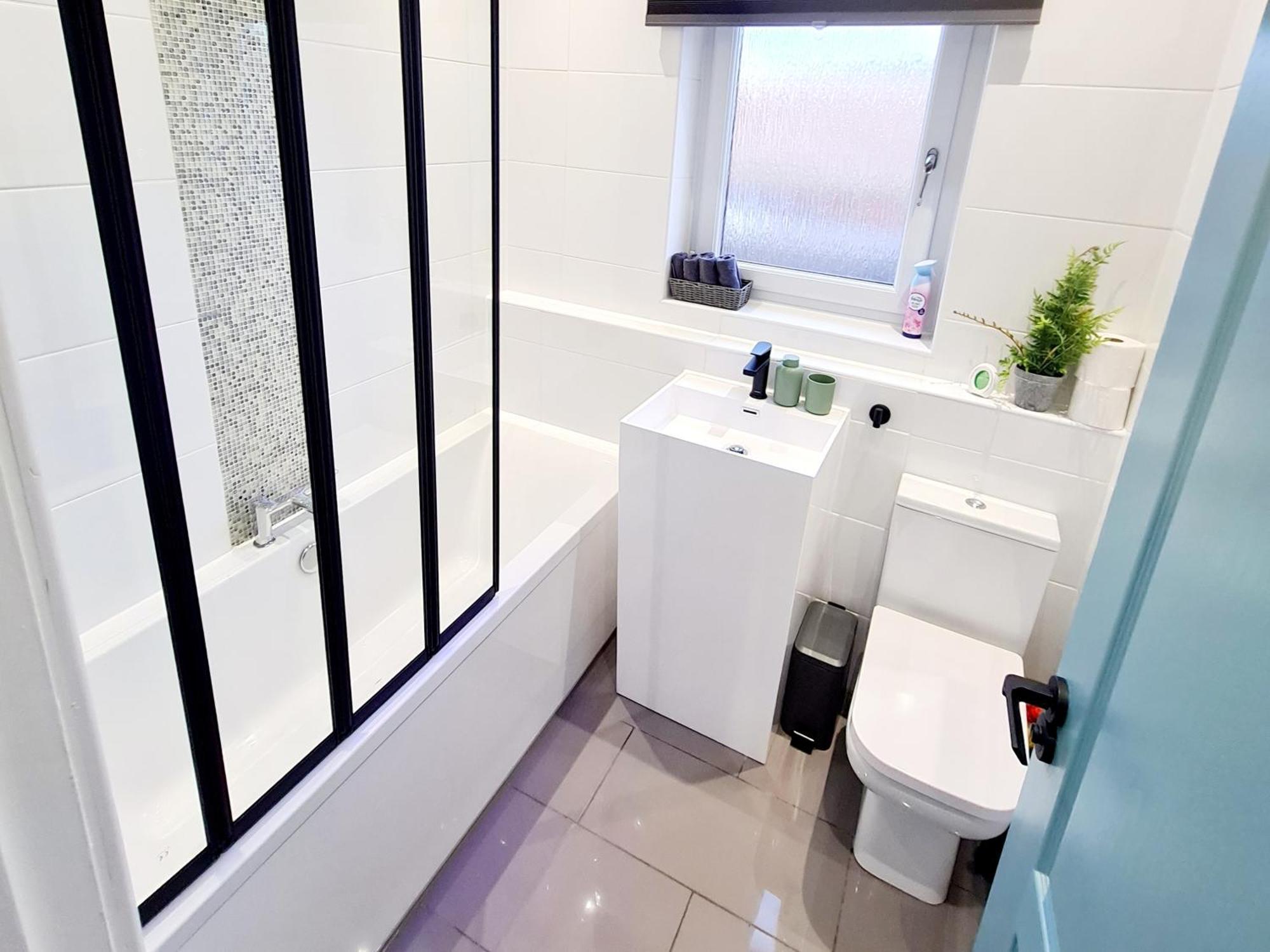 Bright 3Br Walking Distance To Town - Free Parking Apartment Glasgow Bagian luar foto